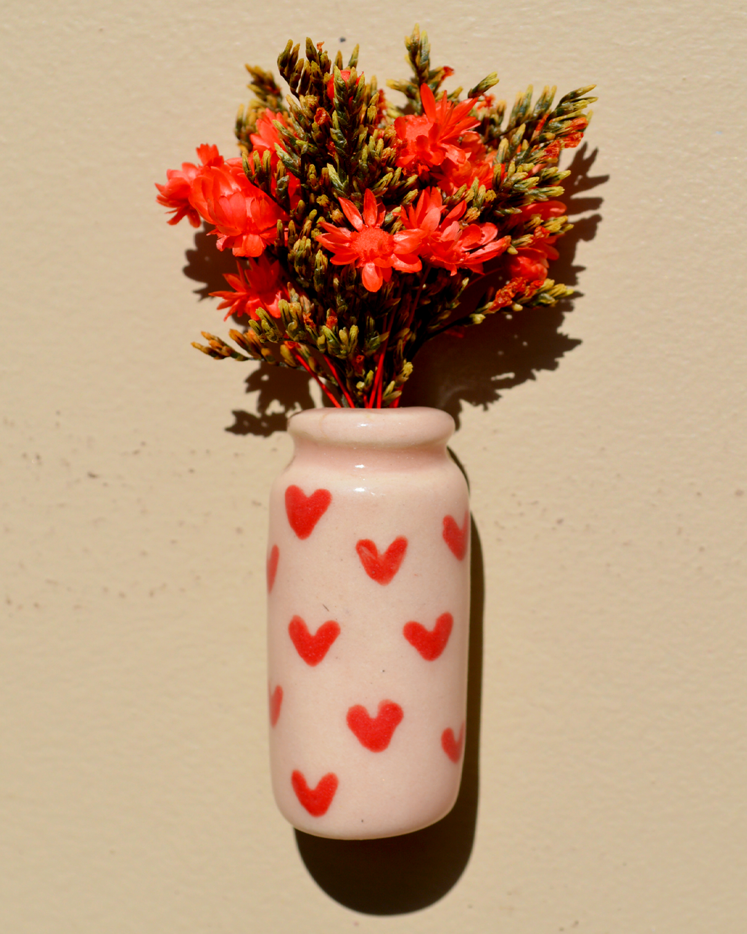 Dried Flower Red Hearts Vase Magnet