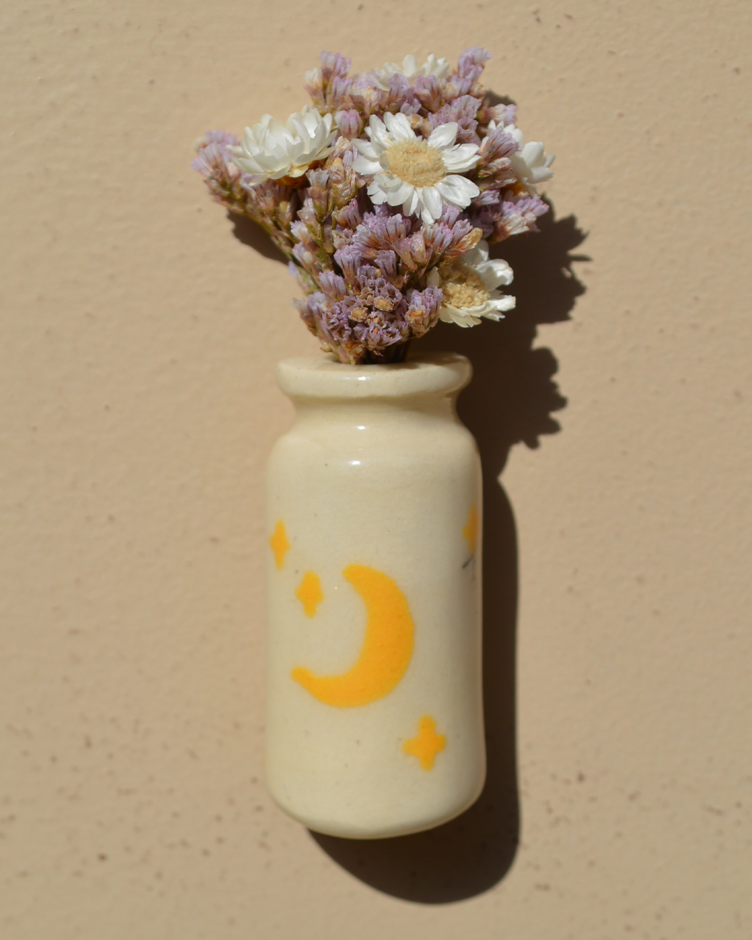 Dried Flower Moon Vase Magnet