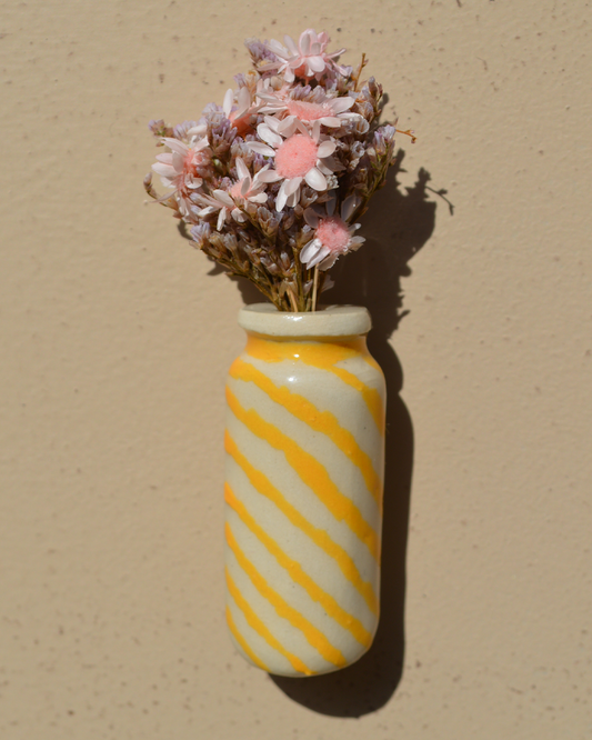 Dried Flower Yellow-Striped Vase Magnet