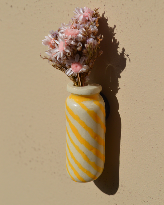 Dried Flower Yellow-Striped Vase Magnet