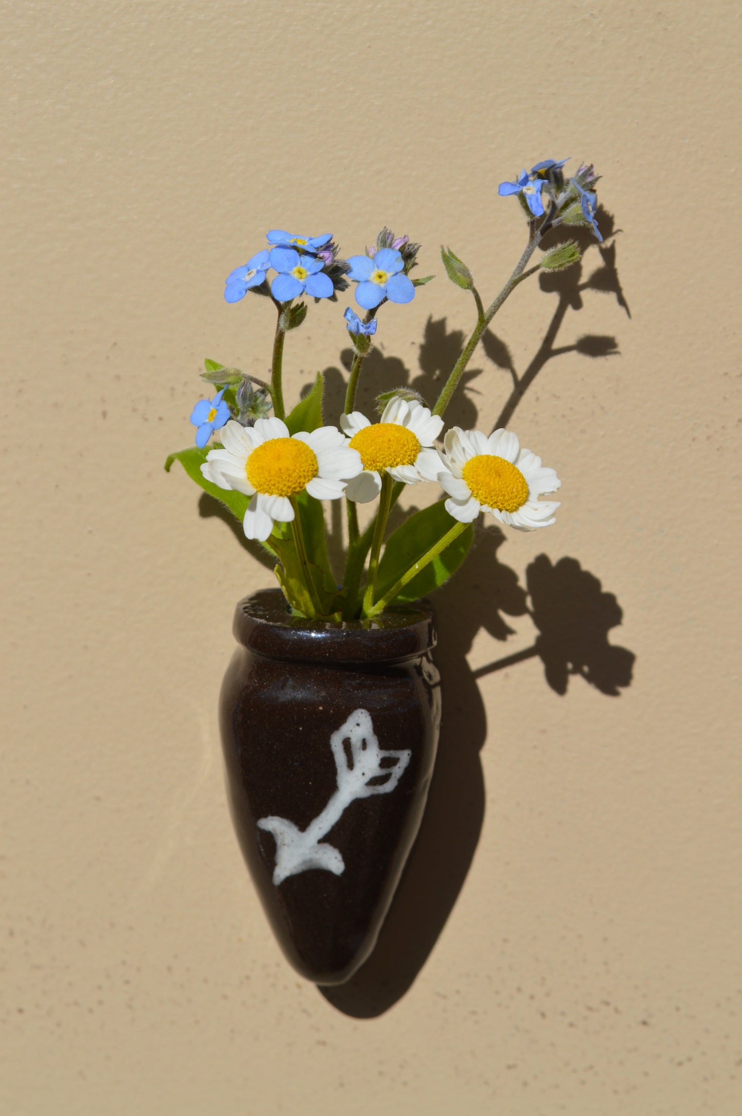 Fresh Flower Black Arrow Vase Magnet