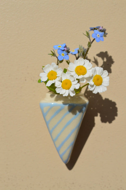 Fresh Flower Blue-Striped Vase Magnet