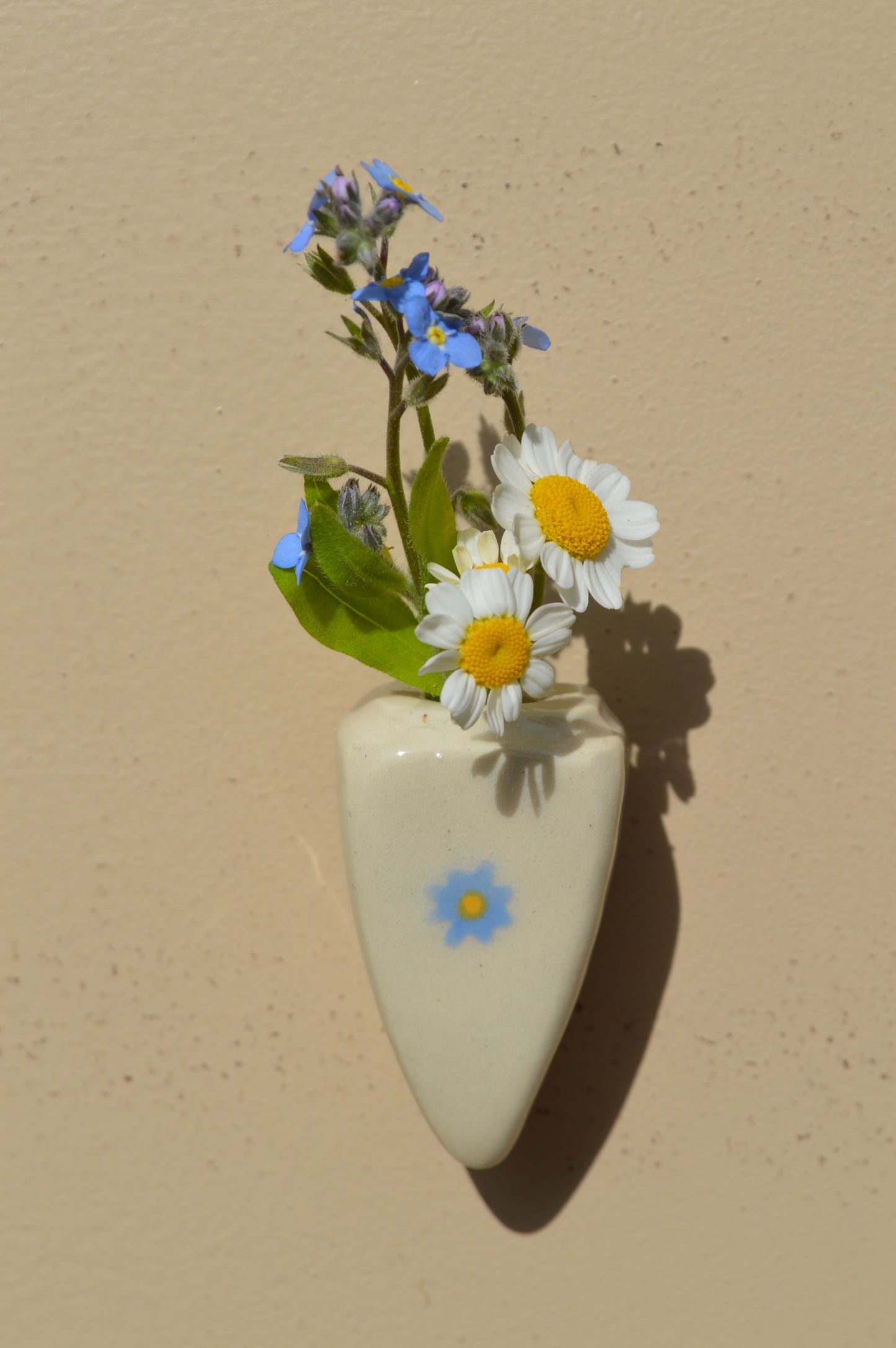 Fresh Flower Blue Flower Vase Magnet