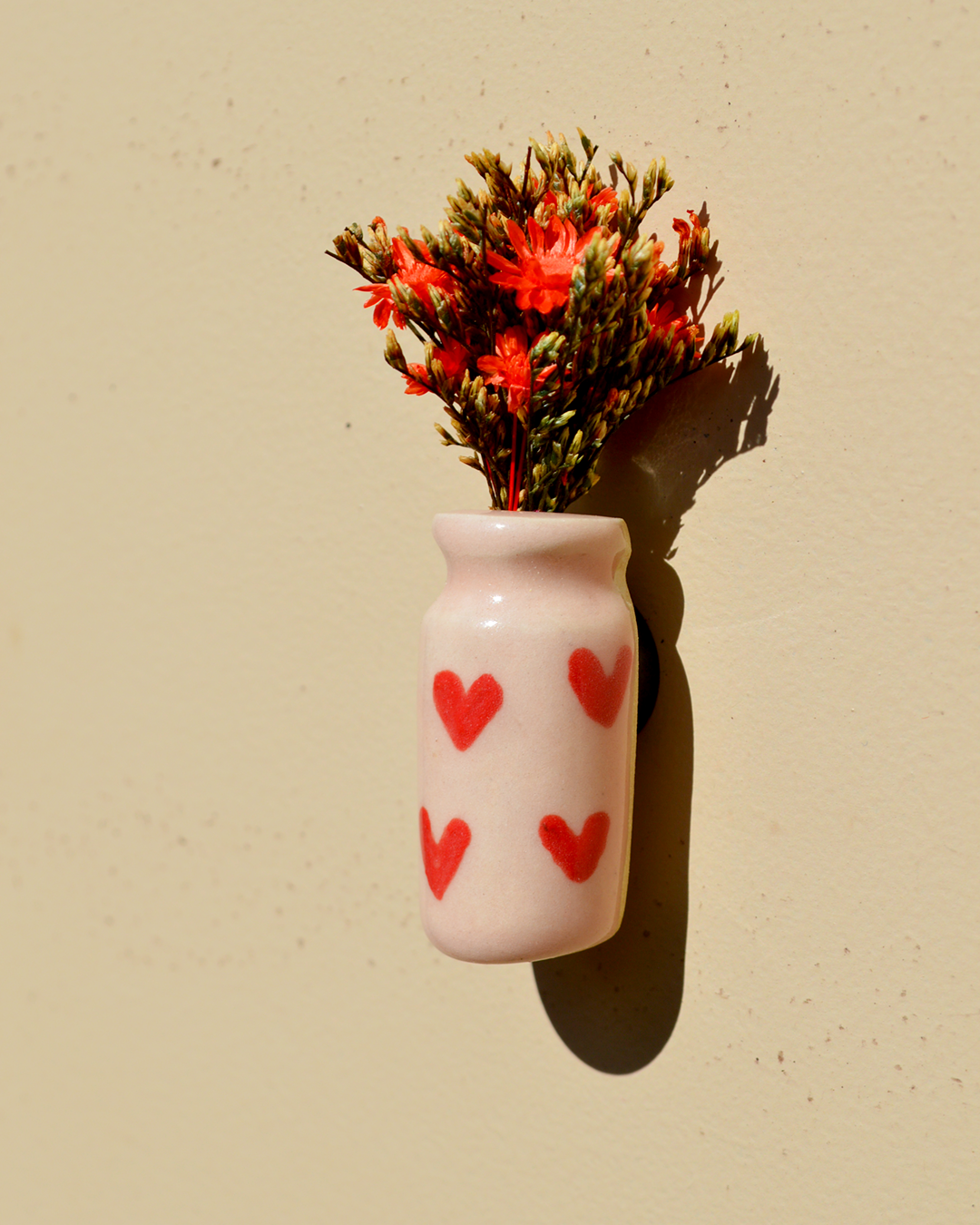 Dried Flower Red Hearts Vase Magnet