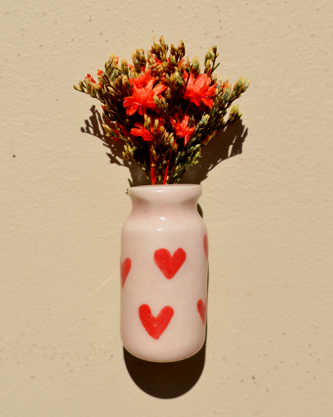 Dried Flower Red Hearts Vase Magnet
