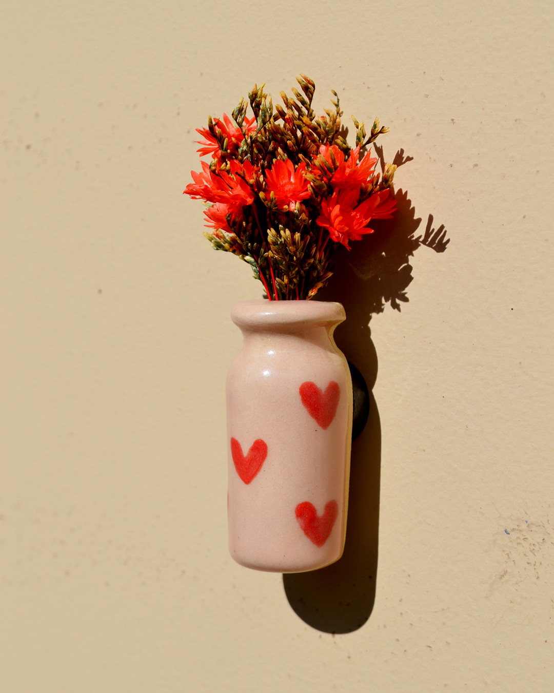Dried Flower Red Hearts Vase Magnet
