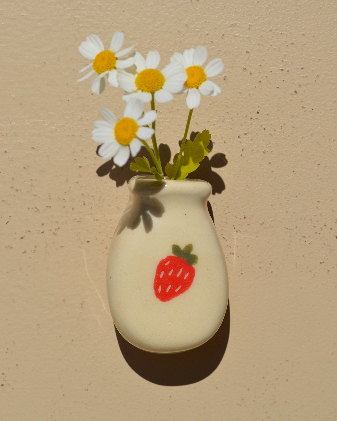 Fresh Flower Strawberry Vase Magnet